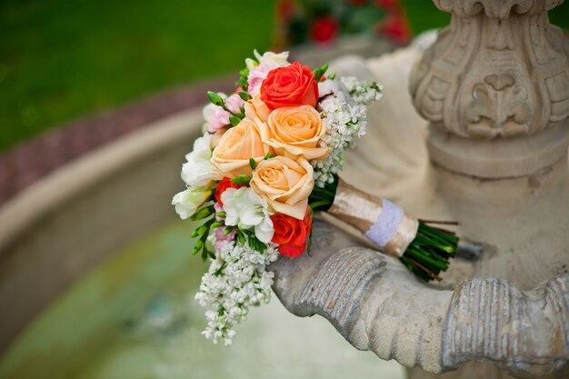 Роскошный букет невесты на старом фонтане