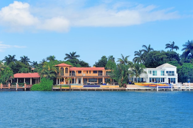 플로리다 마이애미 시내의 히비스커스 섬에 있는 고급 주택.