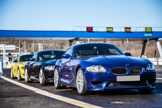 Foto gratuita automobili sportive di berlina di lusso sulla strada.