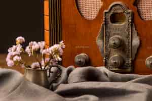 Бесплатное фото Роскошный винтажный радиоприемник и цветы