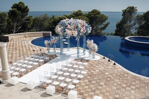 Free photo luxury wedding ceremony near the pool and sea