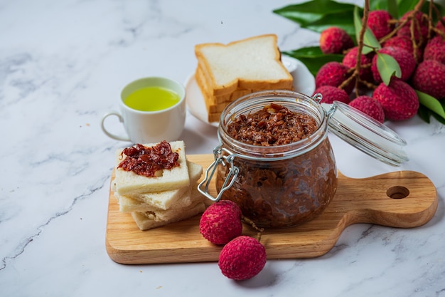 Marmellata di frutta lychee dessert delizioso per la colazione, cibo tailandese.