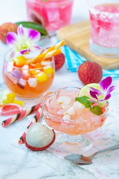 열매 젤리, 계절 과일 및 아름답게 장식 된 태국 디저트 개념.