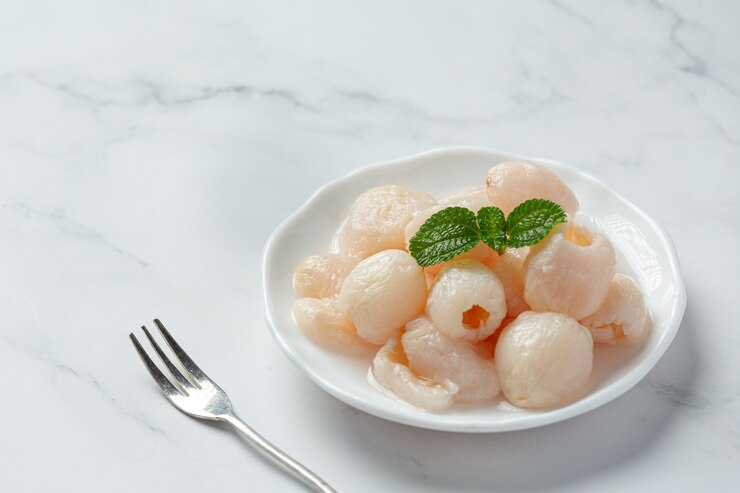 Free Photo lychee in syrup on white surface
