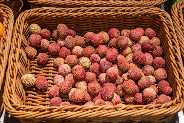 Free photo lychees in a basket on a supermarket display