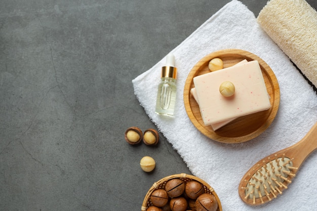 Foto gratuita trattamento per la cura della pelle con sapone di macadamia