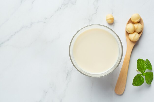 Белое молоко макадамии готово к употреблению