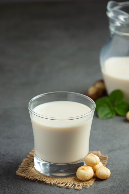 Белое молоко макадамии готово к употреблению