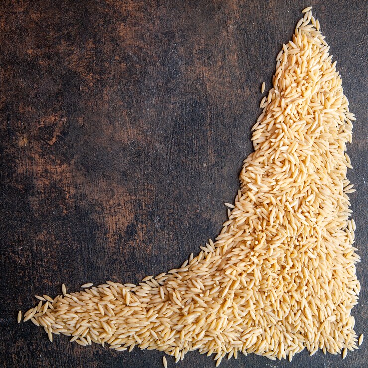 Free Photo macaroni in a graph form top view on a dark textured background