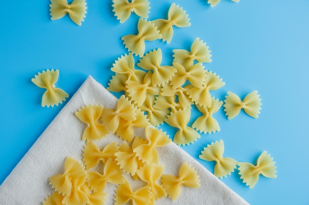 Free photo macaroni pasta on a cloth