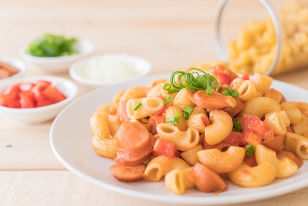 Foto gratuita maccheroni con salsiccia