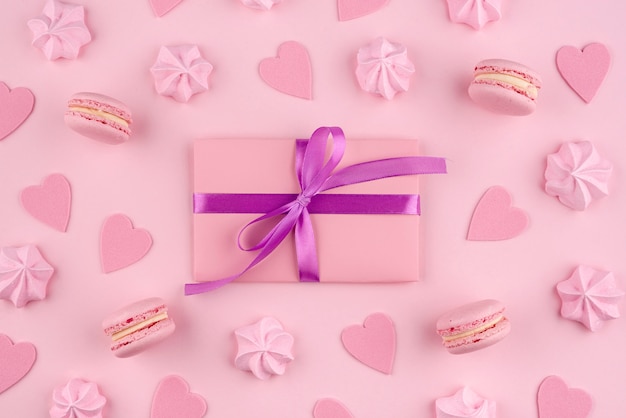 Foto gratuita macarons e meringa per san valentino con presente