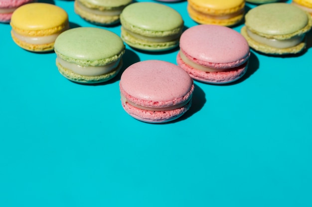 Free photo macaroons on blue background