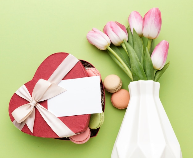 Free photo macaroons and tulips bouquet