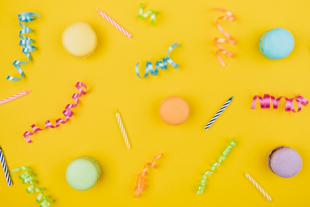 Free photo macaroons with confetti and candles