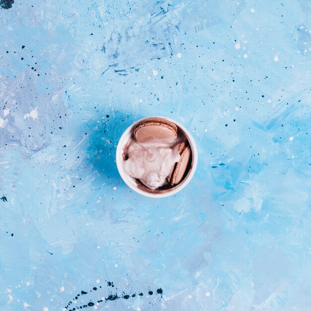 Amaretti con gelato in tazza piccola