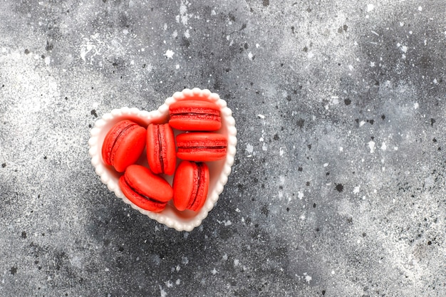 Free photo macaroons with raspberry.