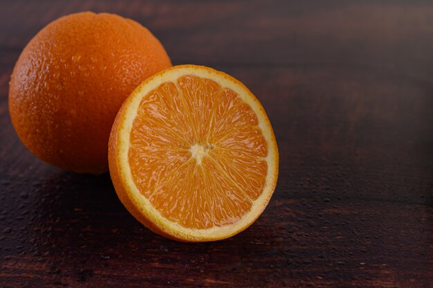 나무 테이블에 익은 오렌지의 매크로 이미지