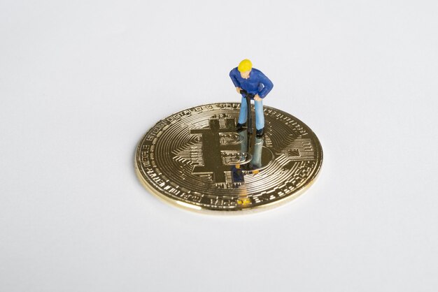 ビットコインに取り組んでいるマクロマイナーフィギュア。仮想暗号通貨マイニングの概念