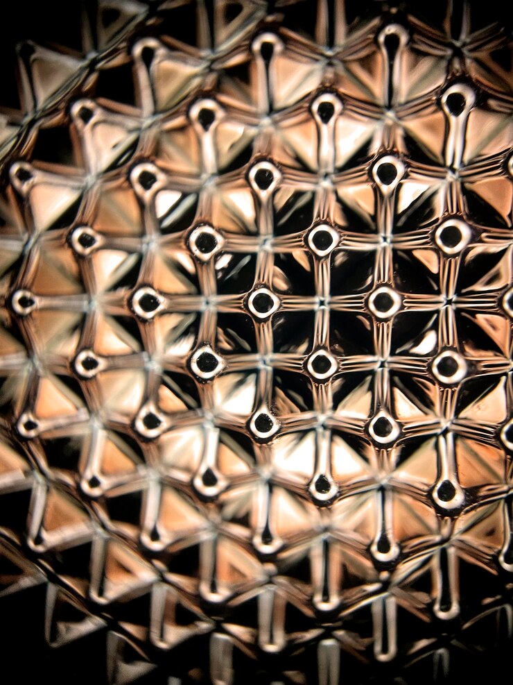 मुफ़्त फोटो macro photography of a metal object with a diamond pattern