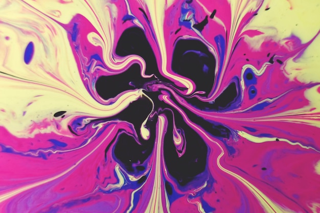 Макросъемка абстрактной смеси красочных брызг акриловой краски на черном фоне