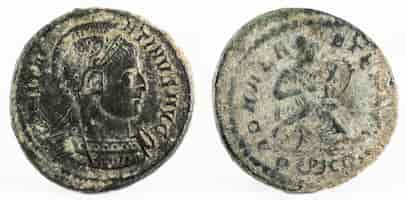 Foto gratuita ripresa a macroistruzione di un'antica moneta di rame romana dell'imperatore costantino i magnus.