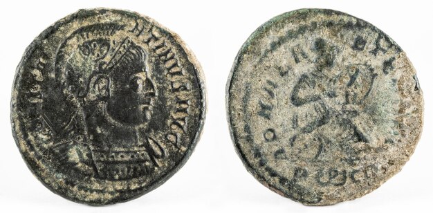 コンスタンティヌス1世マグナス皇帝の古代ローマの銅貨のマクロ撮影。