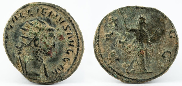 갈리에누스 황제의 고대 로마 구리 동전의 매크로 샷.
