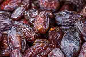 Free photo macro shot of dried grapes