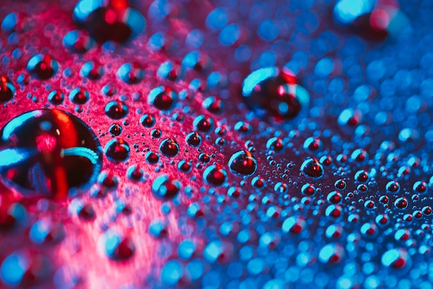 무료 사진 분홍색과 파란색 배경 표면에 매크로 물방울