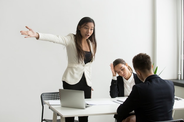 候補者に去るように頼むドアを指している狂った人事担当者