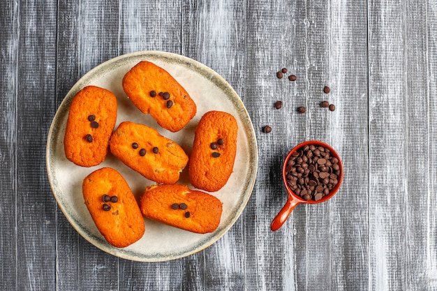 Free photo madeleine - homemade traditional french small cookies with lemon and chocolate chips.