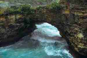 Foto gratuita magnifica vista sulle rocce naturali uniche e sulla formazione di scogliere nella bellissima spiaggia conosciuta come angel's billabong beach situata sul lato est dell'isola di nusa penida, bali, indonesia. vista aerea.