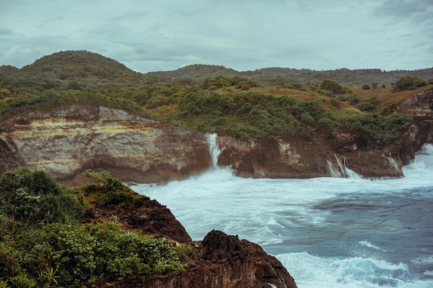 Free photo magnificent view of unique natural rocks and cliffs formation in beautiful beach known as angel's billabong beach located in the east side of nusa penida island, bali, indonesia. aerial view.