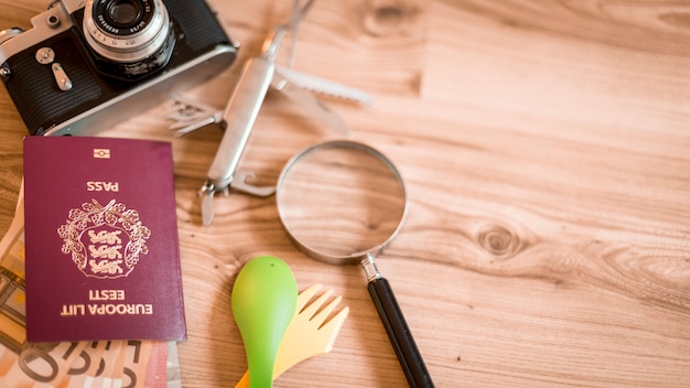 Lente d'ingrandimento vicino a passaporto e macchina fotografica