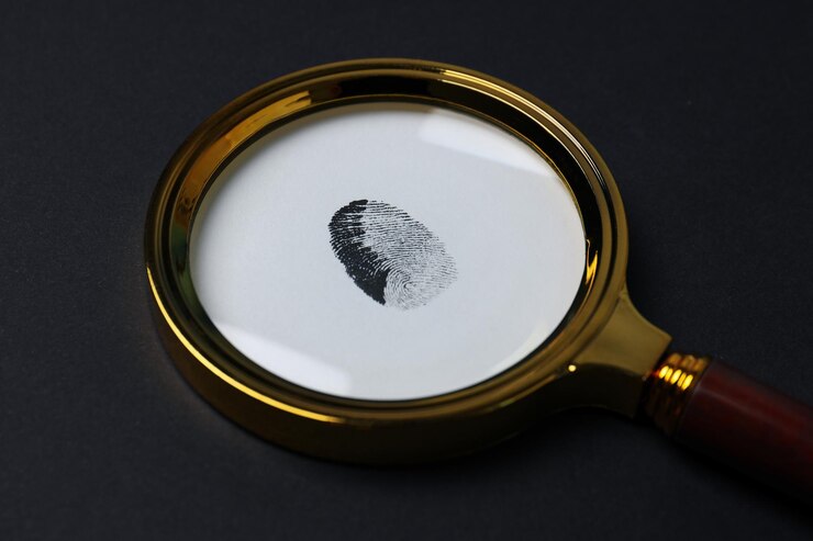Free Photo magnifying glass with fingerprints on a dark background