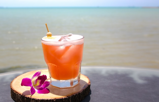 Foto gratuita mai tai drink sul bar sulla spiaggia. primo piano di bevande alcoliche.