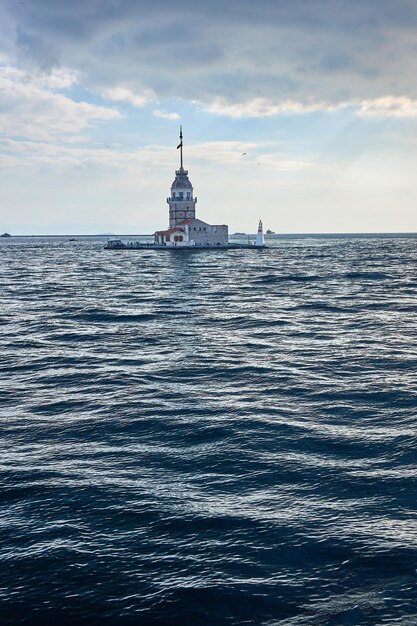 空に灰色の雲とトルコのイスタンブールの乙女の塔