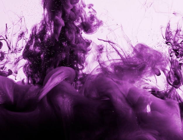 Величественное фиолетовое облако дыма в воде