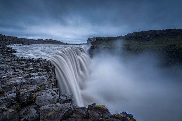 Free photo majestic waterfalls on rocky environment