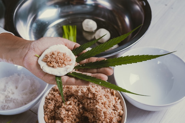 Make candy using marijuana leaves as a component.