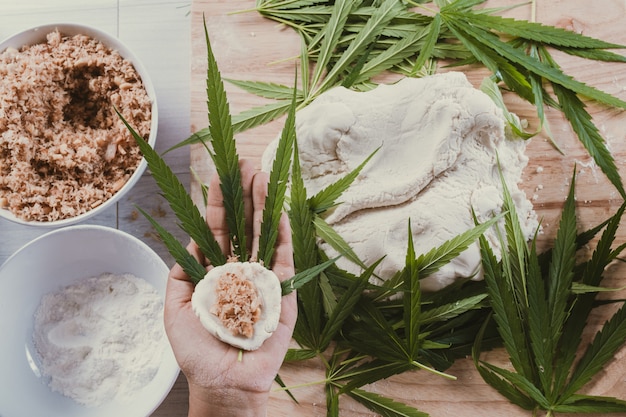 Foto gratuita fai caramelle usando foglie di marijuana come componente.