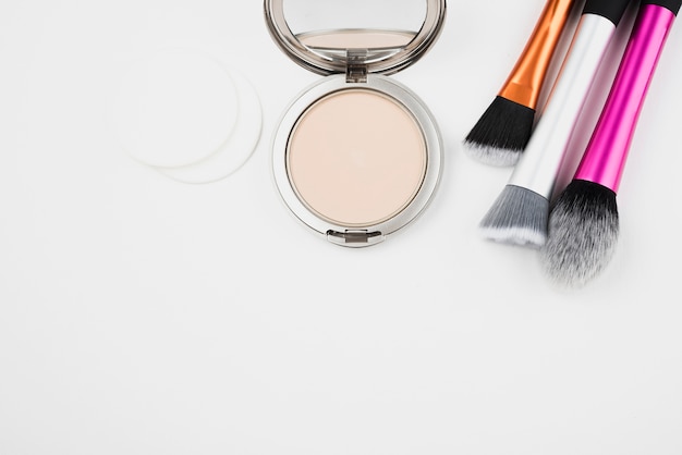 Free photo make up and brushes in flat lay