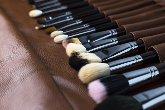 Premium Photo Makeup Artist S Brushes In A Brown Case Side View - Best Wall Color For Makeup Studio