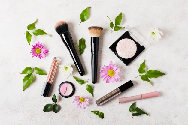 Foto gratuita pennelli trucco e cosmetici con daises