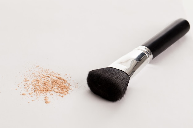 Free photo makeup natural brush with beige powder