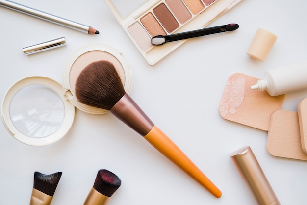 Foto gratuita strumenti per il trucco