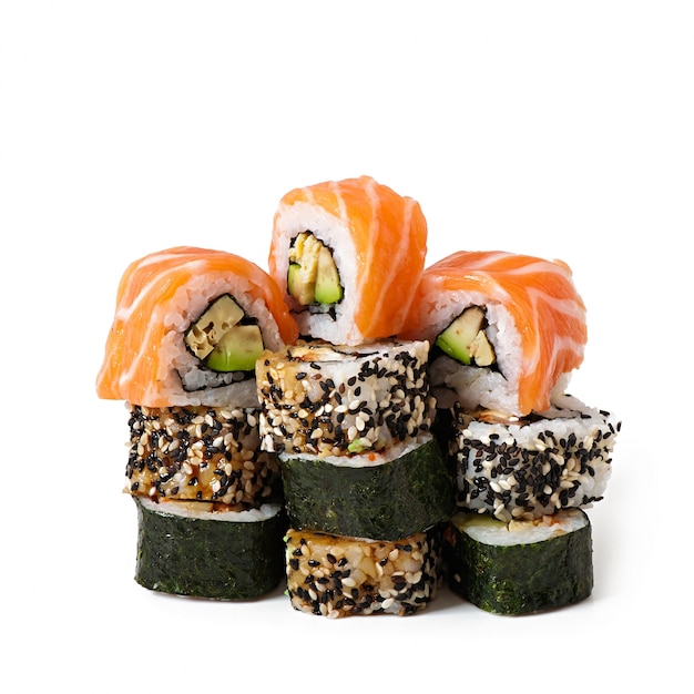 Foto gratuita sushi di maki isolati su bianco
