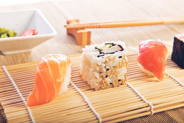木製の背景に設定されたマキ寿司