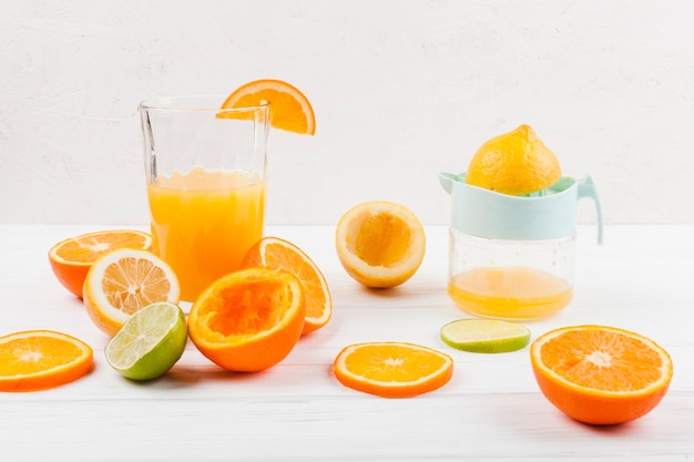 新鮮な果物から柑橘ジュースを作る